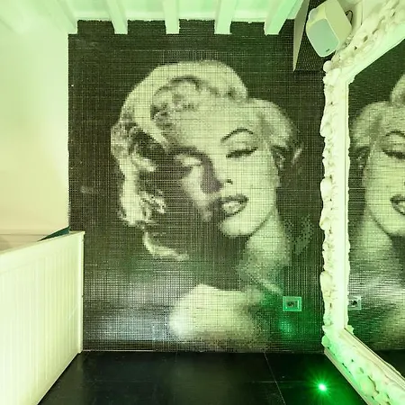 Marylin Via Della Croce *